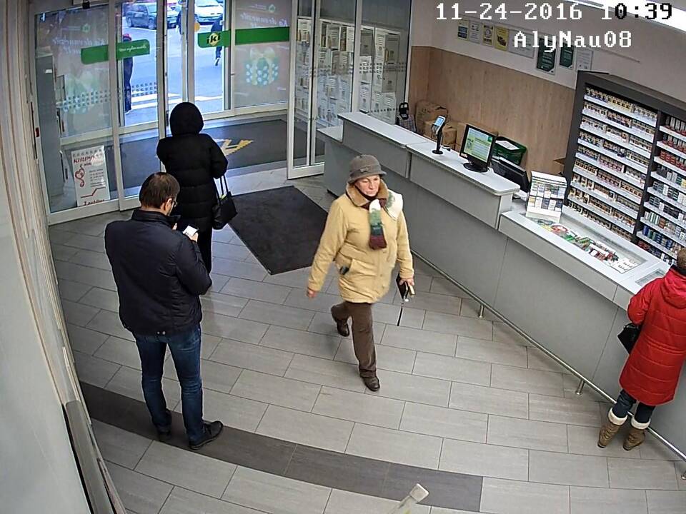 Policija prašo padėti atpažinti piniginę Alytuje pavogusią moterį