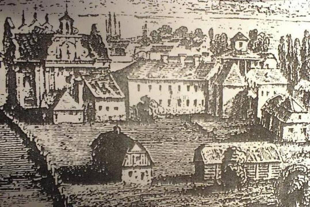 Žymės: ant šventovės mūro – sudėtingos jos istorijos pėdsakai.