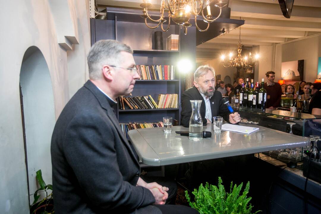 Pašnekovas: K.Kėvalas juokavo, kad vos tik grįžo į Kauną jį užvertė labai žemiški klausimai.