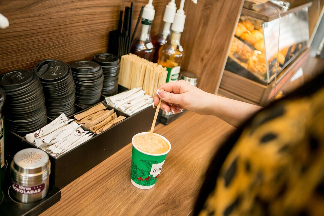 Iniciatyva: šiuo metu visose „Viados“ degalinėse – tik ekologiški popieriniai puodeliai.