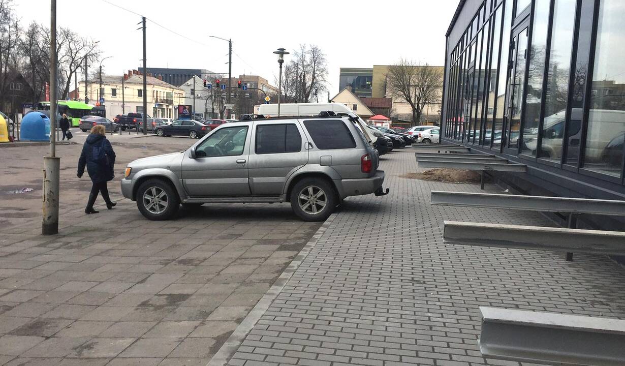 Neteisėta: Savanorių pr. 172 pastate verslininkai be leidimų griovė sienas, įrengė rampas ir vitrinas.