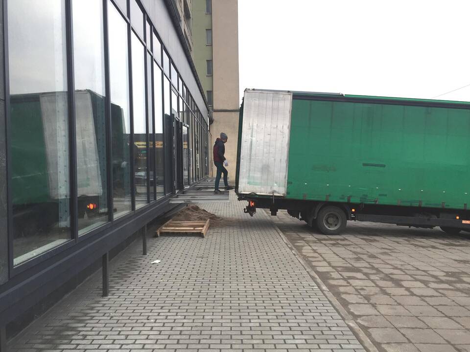 Neteisėta: Savanorių pr. 172 pastate verslininkai be leidimų griovė sienas, įrengė rampas ir vitrinas.