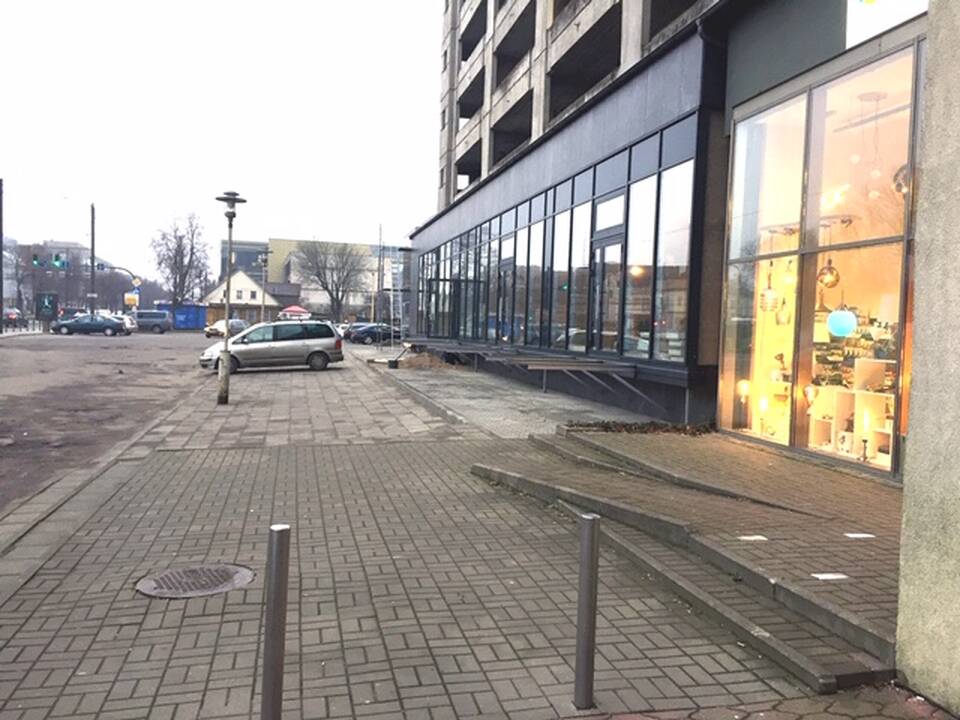 Neteisėta: Savanorių pr. 172 pastate verslininkai be leidimų griovė sienas, įrengė rampas ir vitrinas.