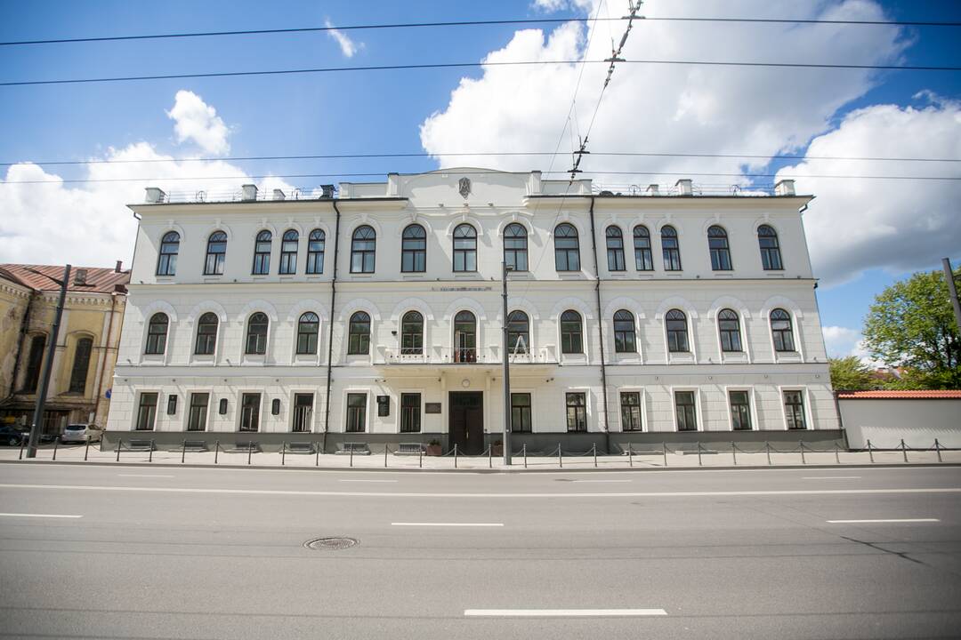 Simboliška: Steigiamojo Seimo rūmai įsikūrė buvusioje gimnazijoje, kurioje ir dabar ugdoma jaunoji karta, – čia įsikūrusi Maironio universitetinė gimnazija.