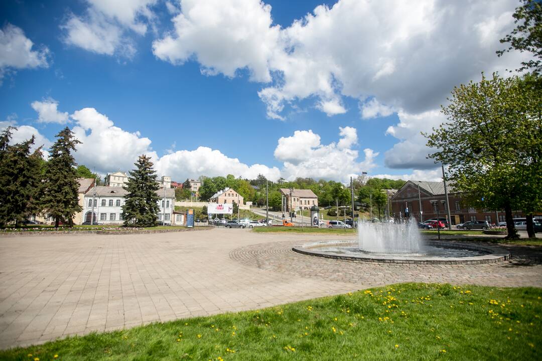 Simboliška: Steigiamojo Seimo rūmai įsikūrė buvusioje gimnazijoje, kurioje ir dabar ugdoma jaunoji karta, – čia įsikūrusi Maironio universitetinė gimnazija.