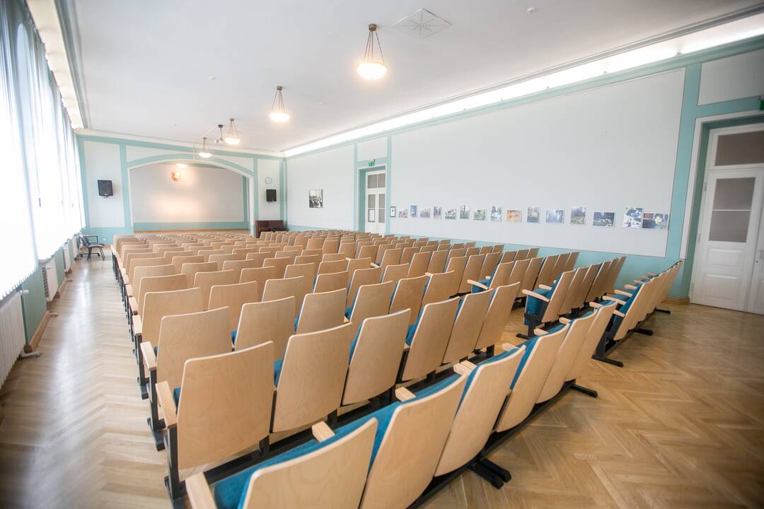 Simboliška: Steigiamojo Seimo rūmai įsikūrė buvusioje gimnazijoje, kurioje ir dabar ugdoma jaunoji karta, – čia įsikūrusi Maironio universitetinė gimnazija.