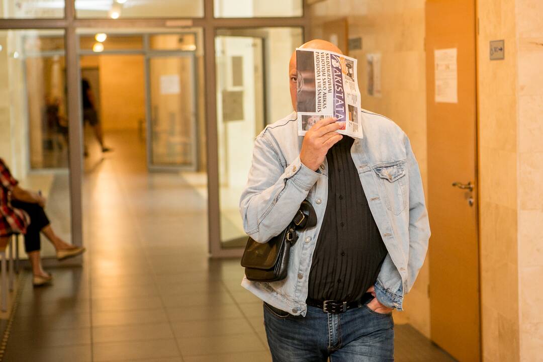 Slepiasi: G.Micka teisme slapstėsi, nors šiaip mėgsta fotografuotis su garsiais žmonėmis – „Facebook“ net įsidėjęs nuotrauką su prezidentu Gitanu Nausėda.