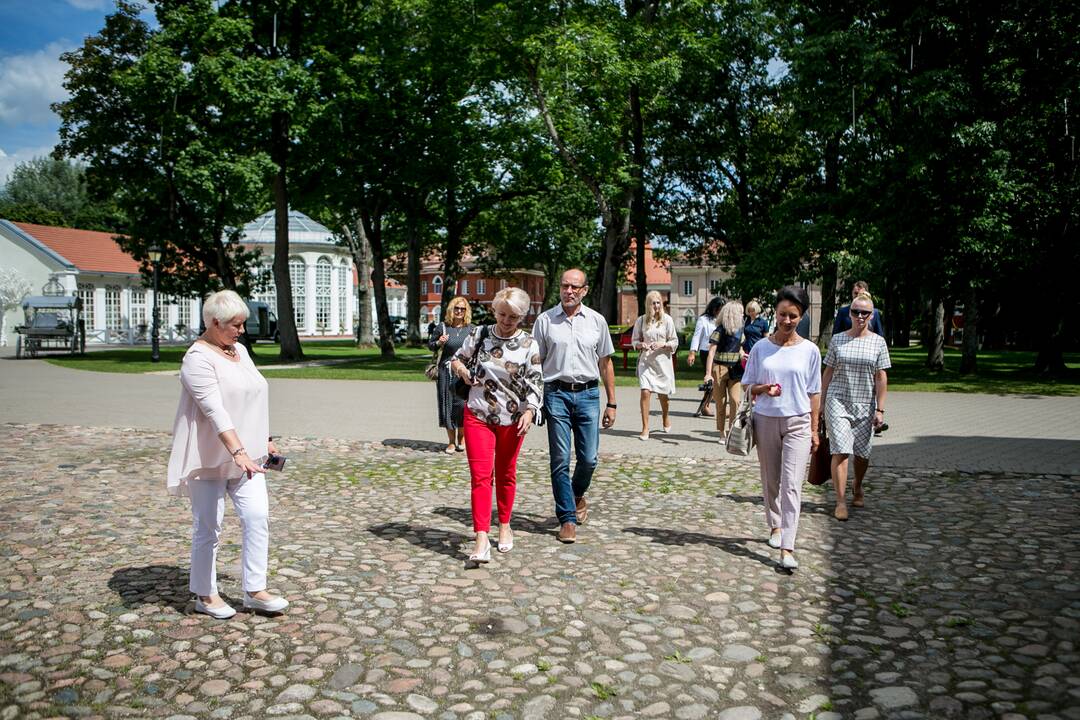 Autorius: Raudondvario dvaro sodybą su komanda puošia pakaunės gėlininkas Simonas Zareckas.