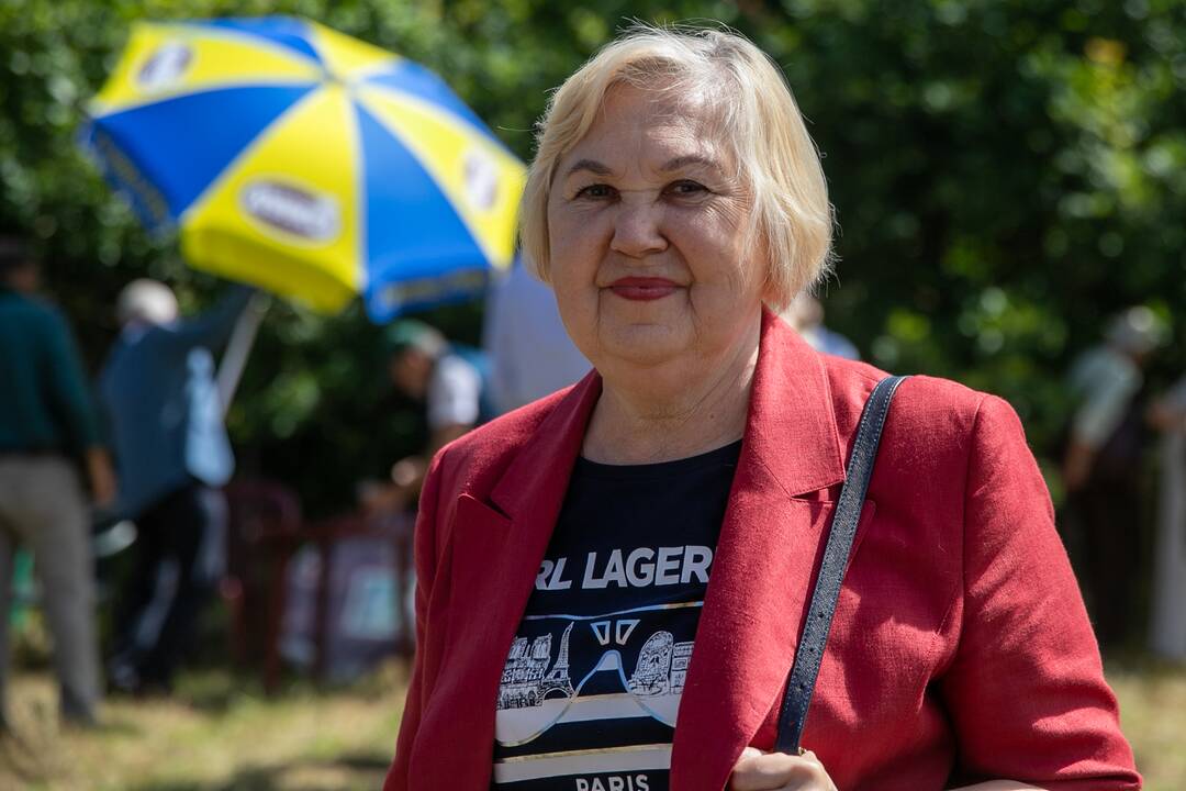 Susitikimas: prezidentas V.Adamkus vylėsi, kad kai kitą kartą lankysis ąžuolyne, medžiai bus dar labiau išaugę ir sustiprėję.
