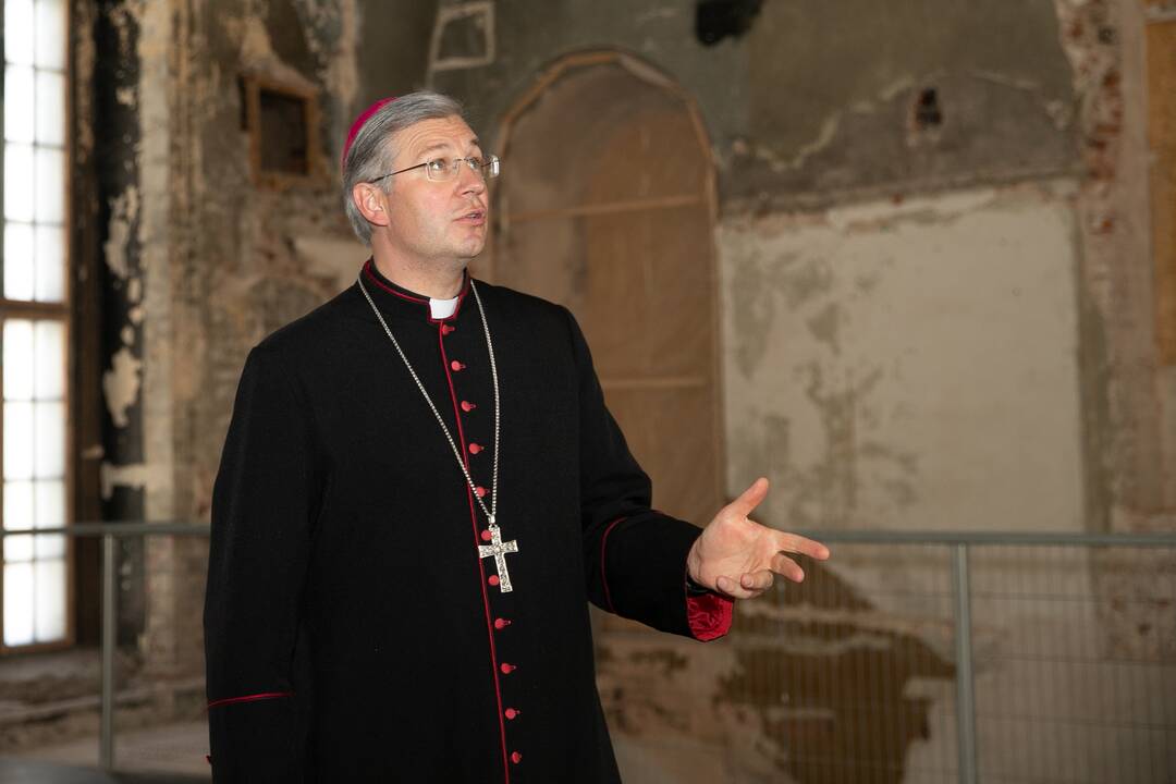 Žymės: atnaujinant fasadą atidengtas dominikonų bažnyčios tinkas, o iškapotas jis buvo įrengiant cerkvę, kad storas naujo tinko sluoksnis sukibtų.
