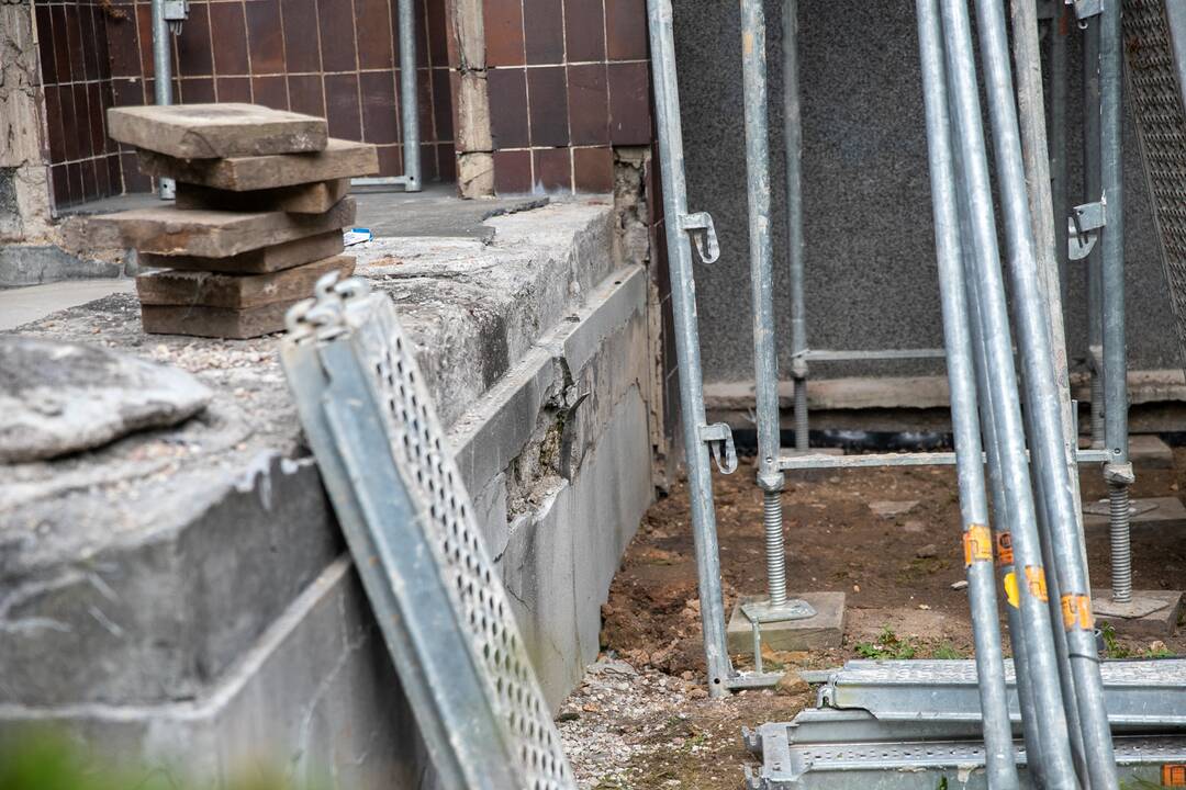 Pastabos: pasak architektų, turėklai nebuvo pažeisti iš vidaus, todėl jų nereikėjo nupjauti.