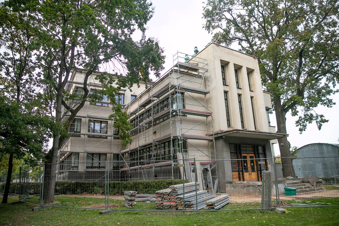 Pastabos: pasak architektų, turėklai nebuvo pažeisti iš vidaus, todėl jų nereikėjo nupjauti.