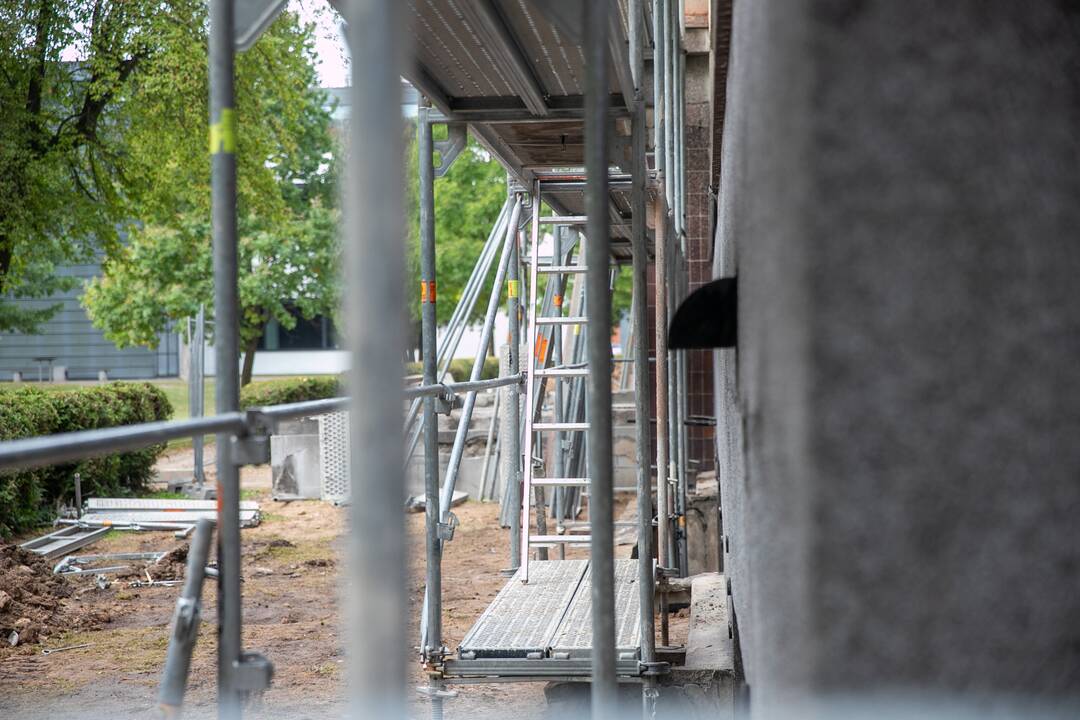 Pastabos: pasak architektų, turėklai nebuvo pažeisti iš vidaus, todėl jų nereikėjo nupjauti.