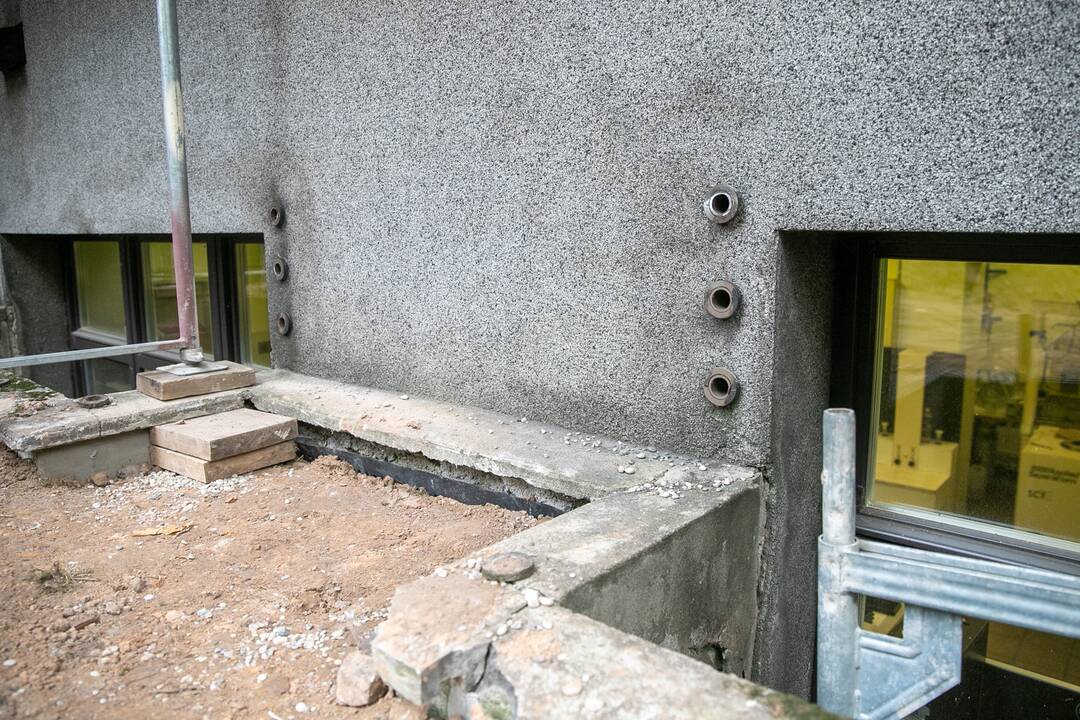 Pastabos: pasak architektų, turėklai nebuvo pažeisti iš vidaus, todėl jų nereikėjo nupjauti.