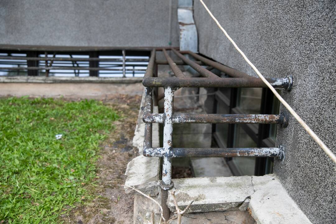 Pastabos: pasak architektų, turėklai nebuvo pažeisti iš vidaus, todėl jų nereikėjo nupjauti.