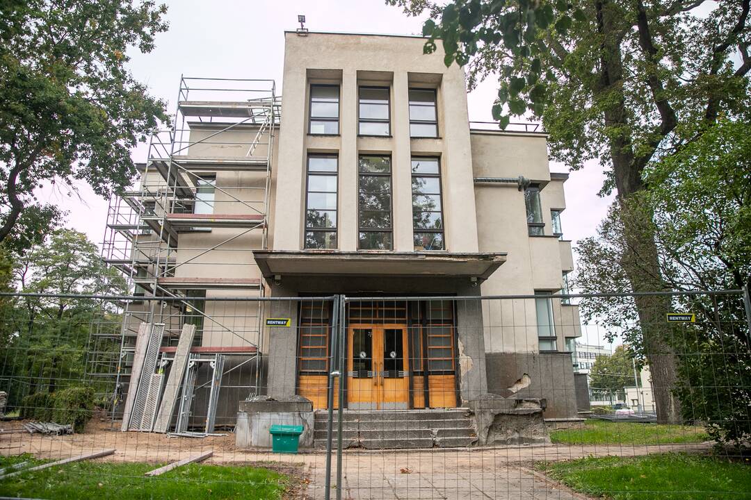 Pastabos: pasak architektų, turėklai nebuvo pažeisti iš vidaus, todėl jų nereikėjo nupjauti.