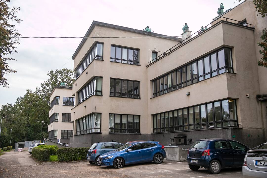 Pastabos: pasak architektų, turėklai nebuvo pažeisti iš vidaus, todėl jų nereikėjo nupjauti.