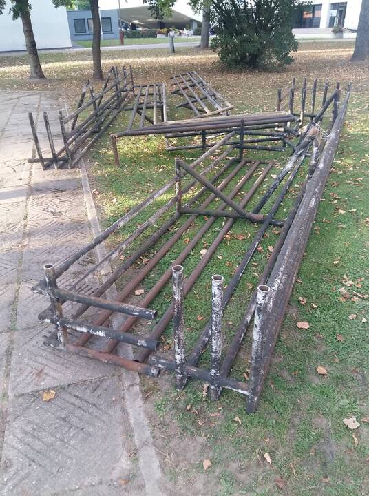Pastabos: pasak architektų, turėklai nebuvo pažeisti iš vidaus, todėl jų nereikėjo nupjauti.