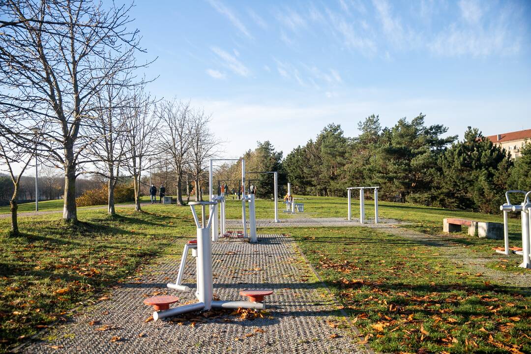 Sportuojantys žmonės Kauno parkuose