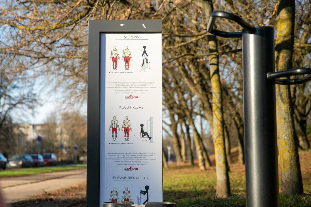 Sportuojantys žmonės Kauno parkuose
