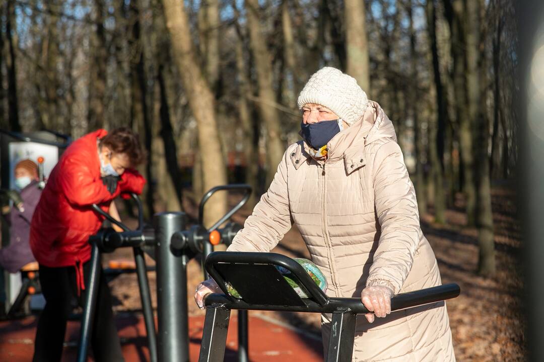 Sportuojantys žmonės Kauno parkuose