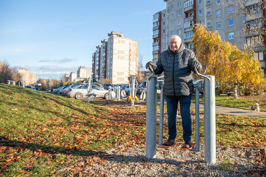 Sportuojantys žmonės Kauno parkuose
