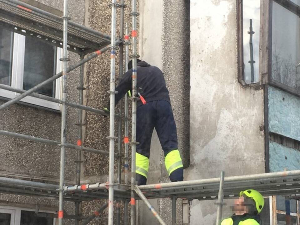 Nesisaugo: pastolius montuojantys darbininkai dirbo be šalmų ir saugos diržų.