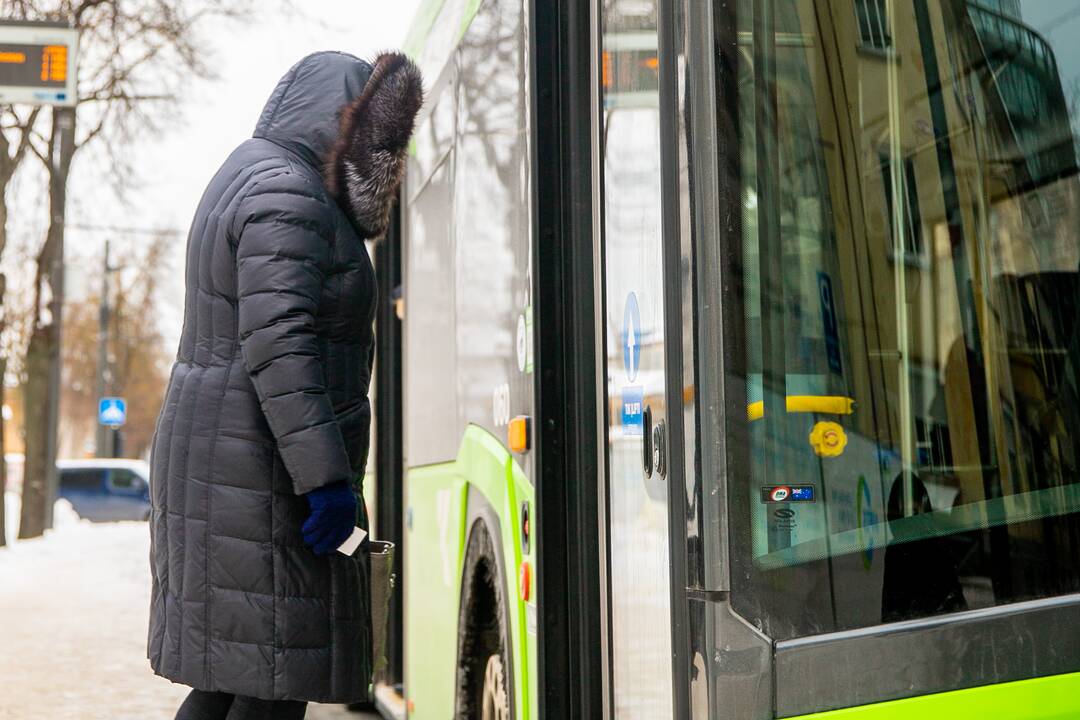 Viešojo transporto stotelėje – kriminalas su kvapu: nukentėjusiajai nustatytas 3,7 prom. girtumas