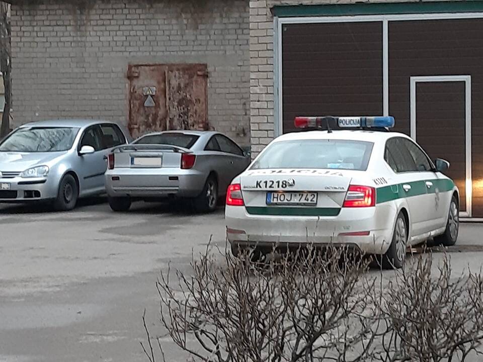 Tyrimas: pasak kauniečio, prie jo automobilio pareigūnai įkalčius rinko kelias valandas.