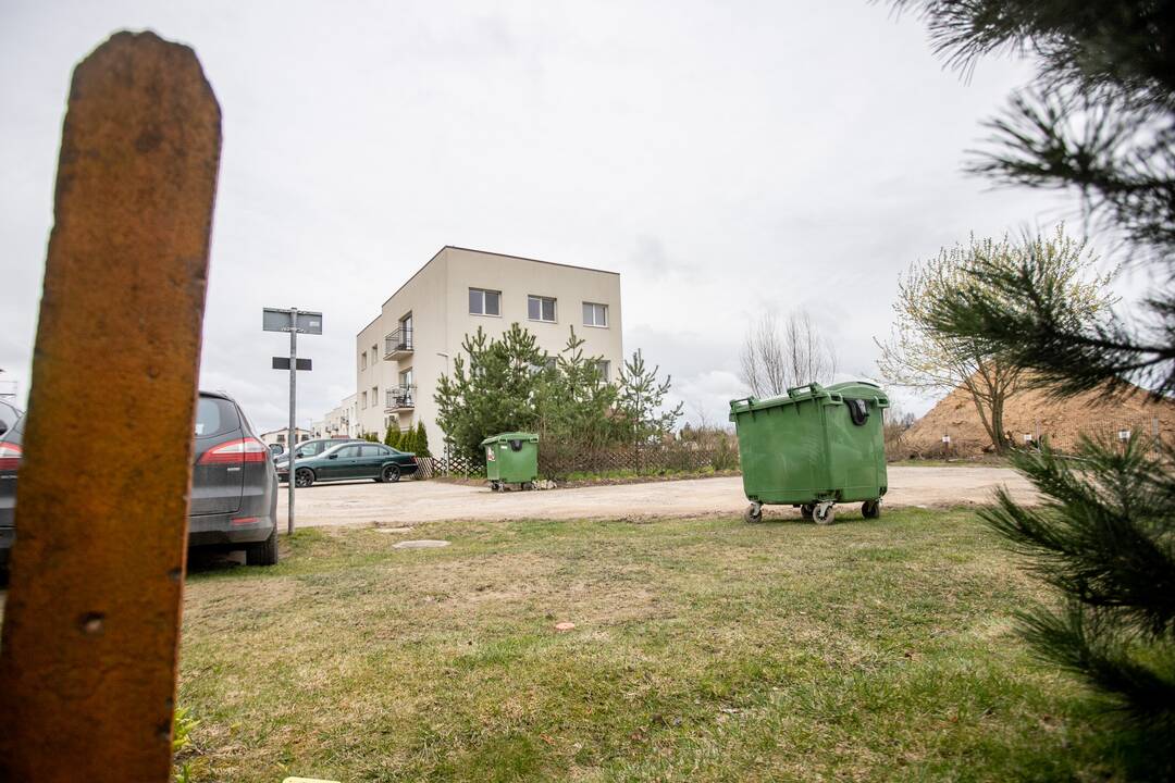 Kantrybė: Pienių g. 1C gyventojai ilgus metus dėl nelegalaus kelio negali naudotis savo sklypu, tad žada apsitverti tvoromis.