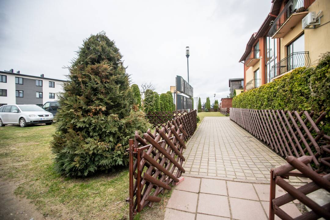 Kantrybė: Pienių g. 1C gyventojai ilgus metus dėl nelegalaus kelio negali naudotis savo sklypu, tad žada apsitverti tvoromis.
