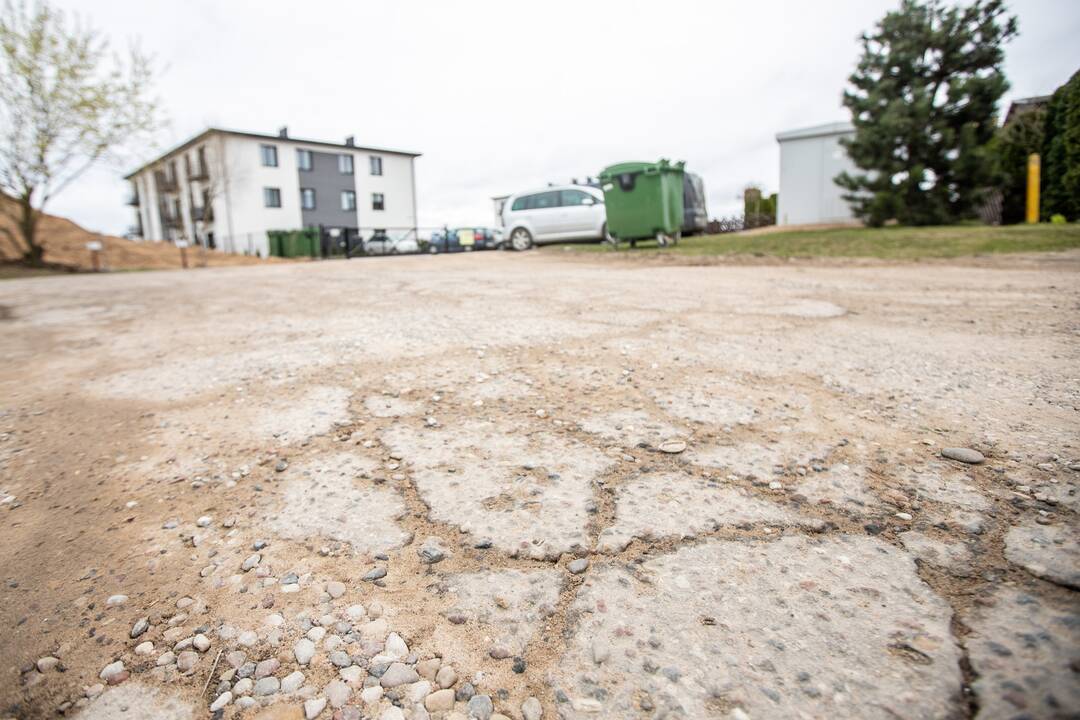 Kantrybė: Pienių g. 1C gyventojai ilgus metus dėl nelegalaus kelio negali naudotis savo sklypu, tad žada apsitverti tvoromis.