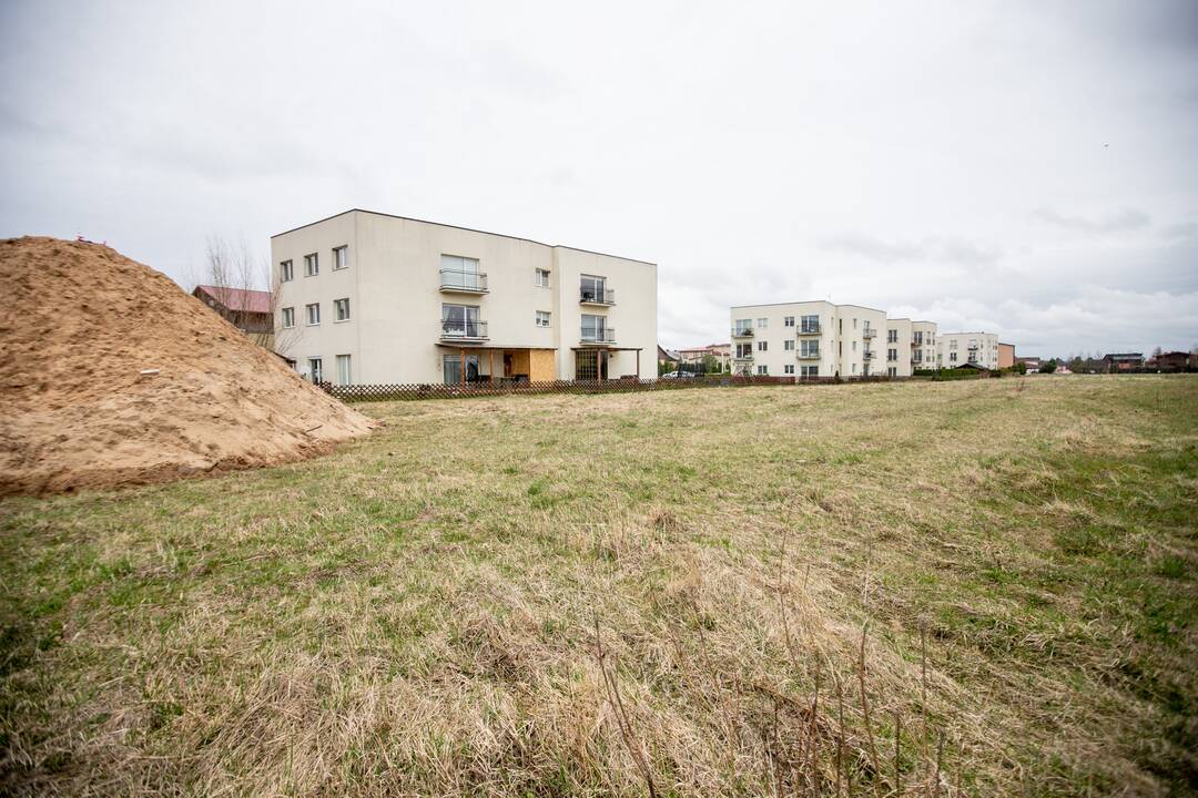Kantrybė: Pienių g. 1C gyventojai ilgus metus dėl nelegalaus kelio negali naudotis savo sklypu, tad žada apsitverti tvoromis.