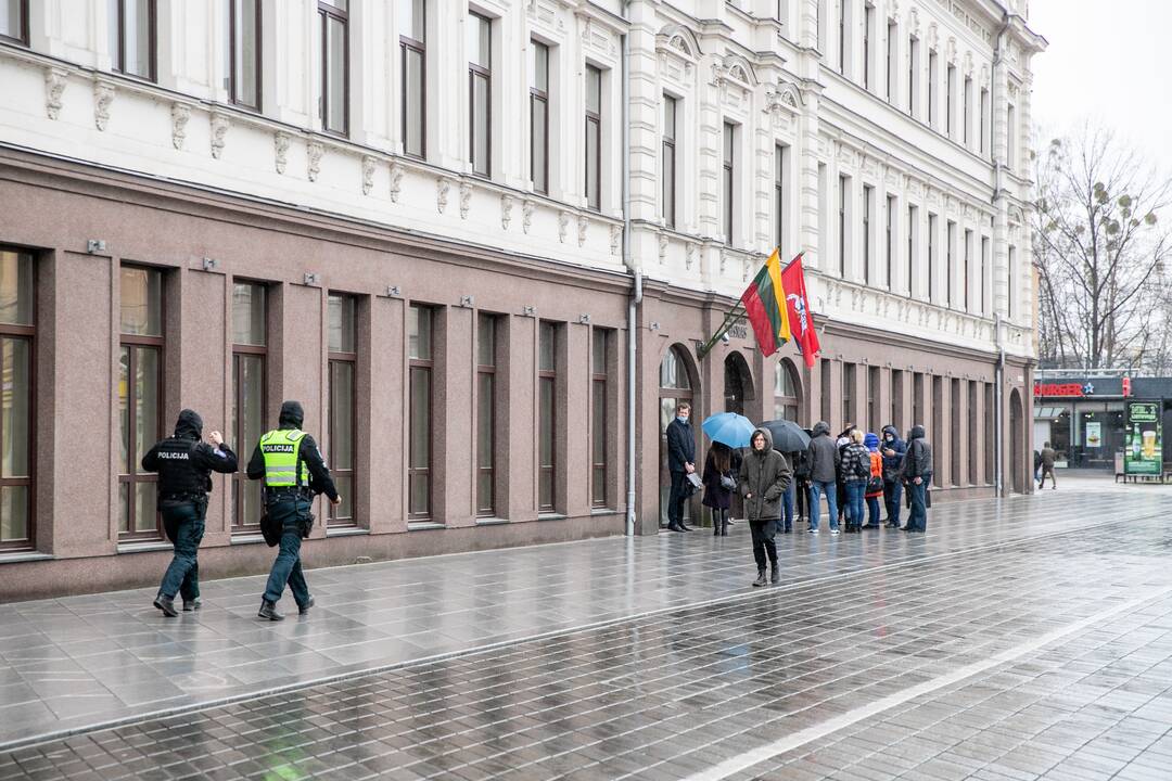 Situacija: į teismą pakviestam liudytojui buvo liepta, lyjant lietui, laukti lauke.