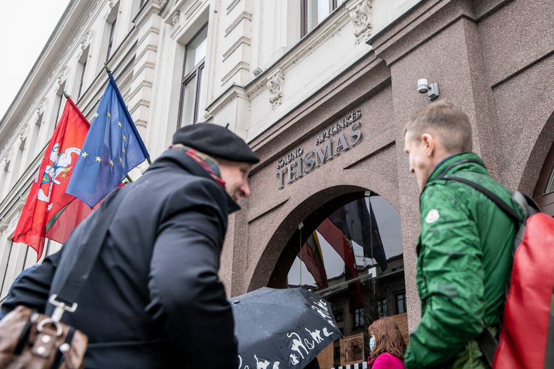 Situacija: į teismą pakviestam liudytojui buvo liepta, lyjant lietui, laukti lauke.