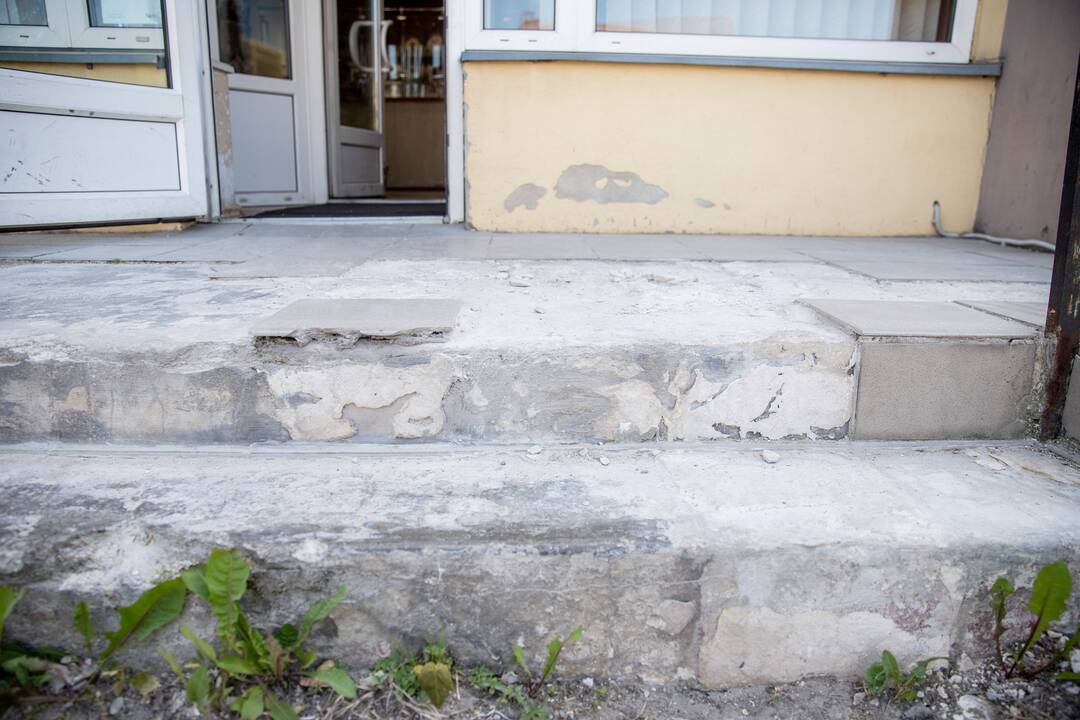 Nepatogu: užlipus ant nelygių laiptų pakopų, galima ir koją išsisukti.