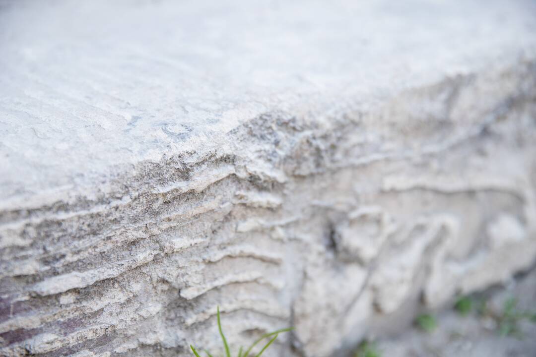 Nepatogu: užlipus ant nelygių laiptų pakopų, galima ir koją išsisukti.