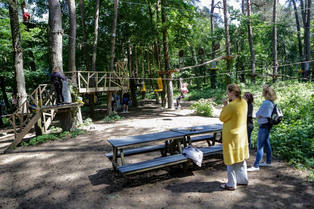 Laisvė: užsisėdėję prie kompiuterių, mokslo metų baigimo šventes moksleiviai perkėlė po atviru dangumi.