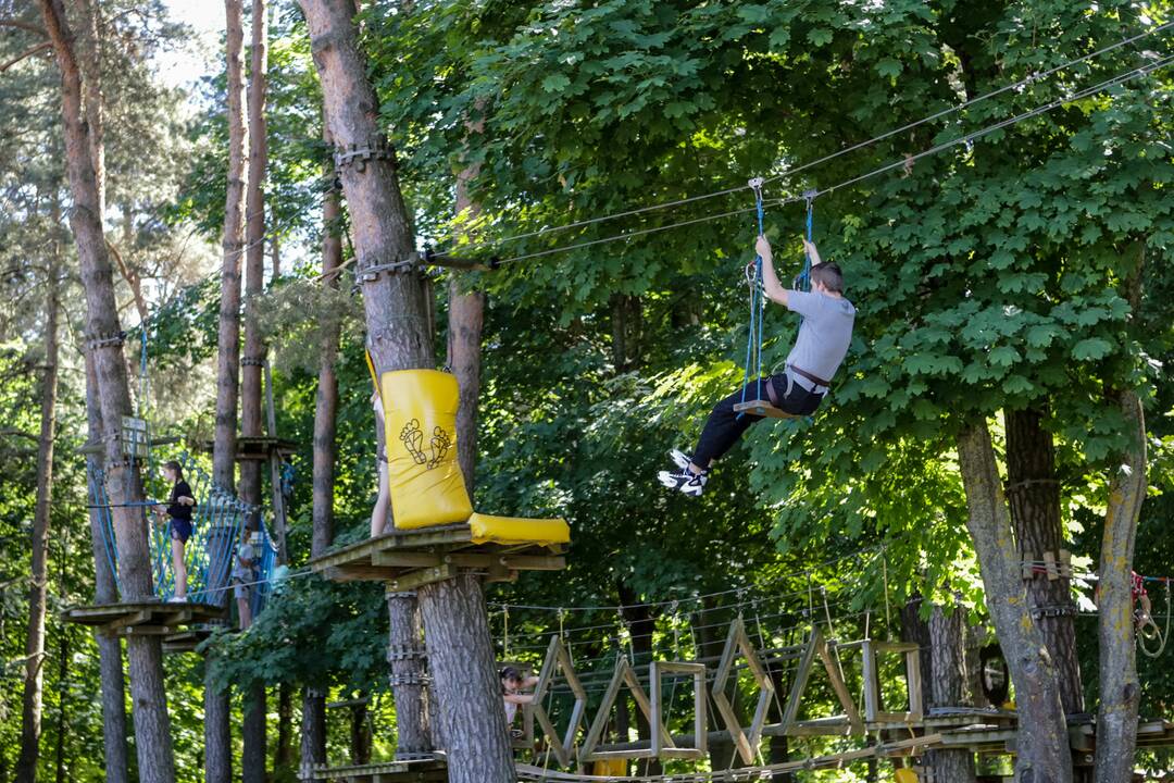 Laisvė: užsisėdėję prie kompiuterių, mokslo metų baigimo šventes moksleiviai perkėlė po atviru dangumi.