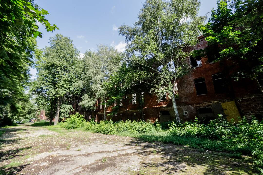 Parduoda: skelbimų portale jau siūloma įsigyti apleistas kareivines ir naujo pastato, kuris būtų toliau nuo gatvės, projektą.