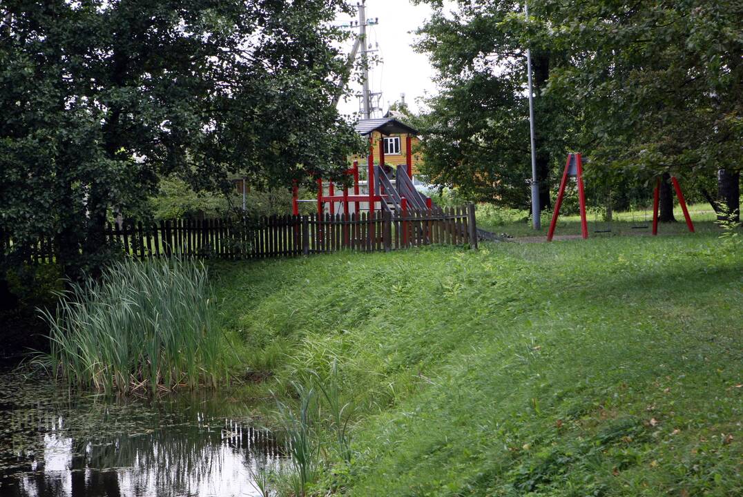 Pavojus: aplinkiniai pasakojo, kad paaugliai parke sėdi vakarais, rūko, geria, keikiasi, laužo sūpynes.