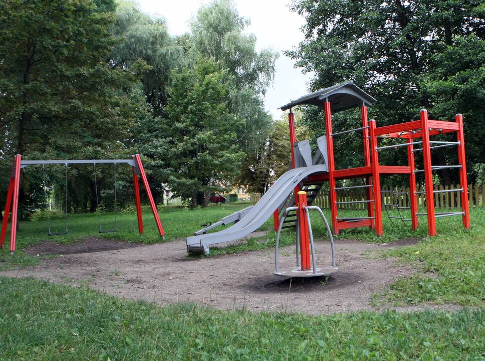 Pavojus: aplinkiniai pasakojo, kad paaugliai parke sėdi vakarais, rūko, geria, keikiasi, laužo sūpynes.
