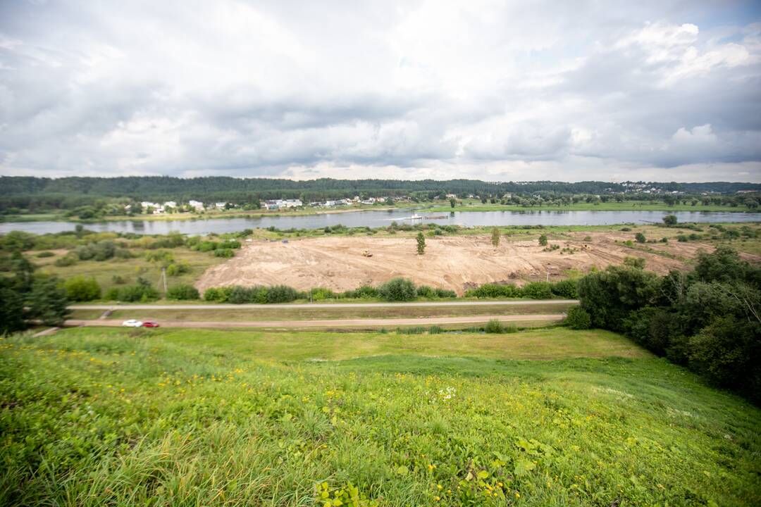 Panorama: baiminamasi, kad nuo piliakalnio atsivers vaizdas ne į Nemuną, o į naujas statybas.