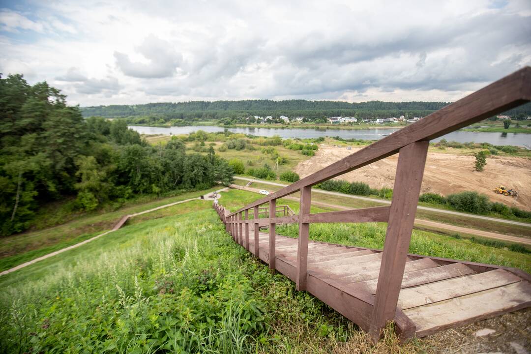 Panorama: baiminamasi, kad nuo piliakalnio atsivers vaizdas ne į Nemuną, o į naujas statybas.