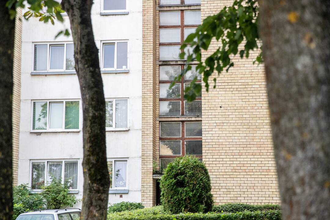 Tvirtovė: anot šio Antanavos gatvės daugiabučio gyventojų, jų namas ilgus metus turėjo du stogus – antrasis priklausė kaunietei, su kuria jau siejamos mažiausiai šešios mirtys.