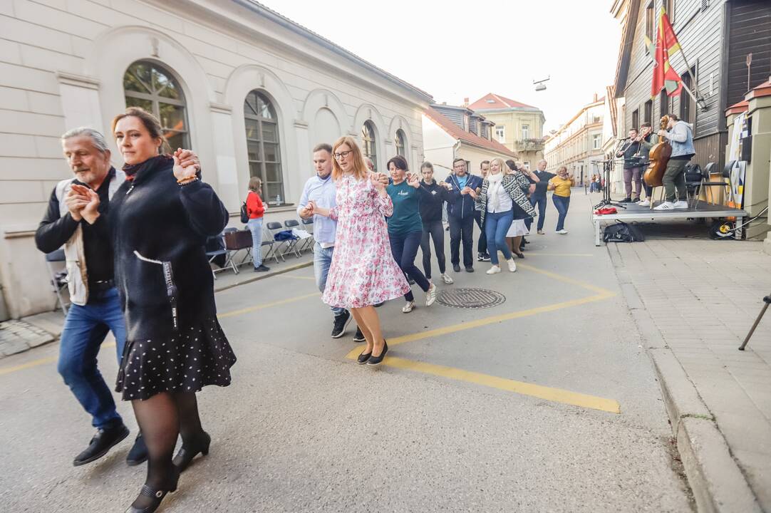 Laikas: įprastai šokdavę iki 1 val. ar net 2 val. nakties, šįsyk šokėjai ant gatvės grindinio trypė šiek tiek trumpiau.