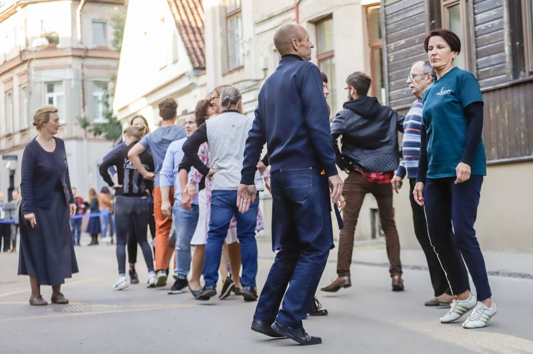 Laikas: įprastai šokdavę iki 1 val. ar net 2 val. nakties, šįsyk šokėjai ant gatvės grindinio trypė šiek tiek trumpiau.