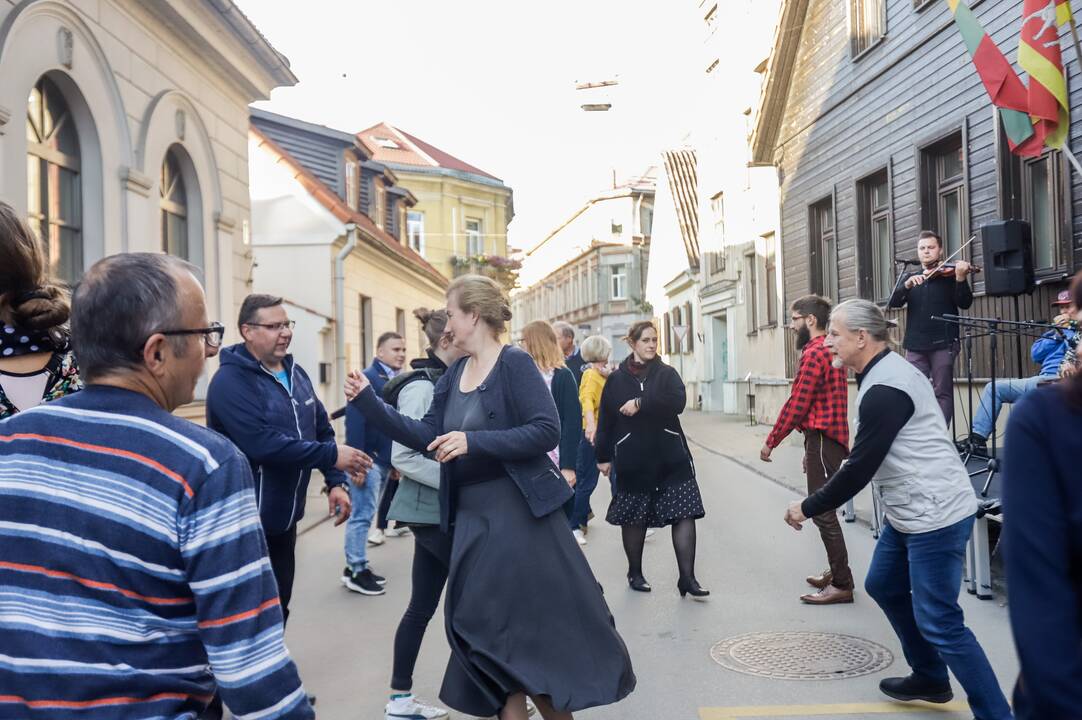 Laikas: įprastai šokdavę iki 1 val. ar net 2 val. nakties, šįsyk šokėjai ant gatvės grindinio trypė šiek tiek trumpiau.