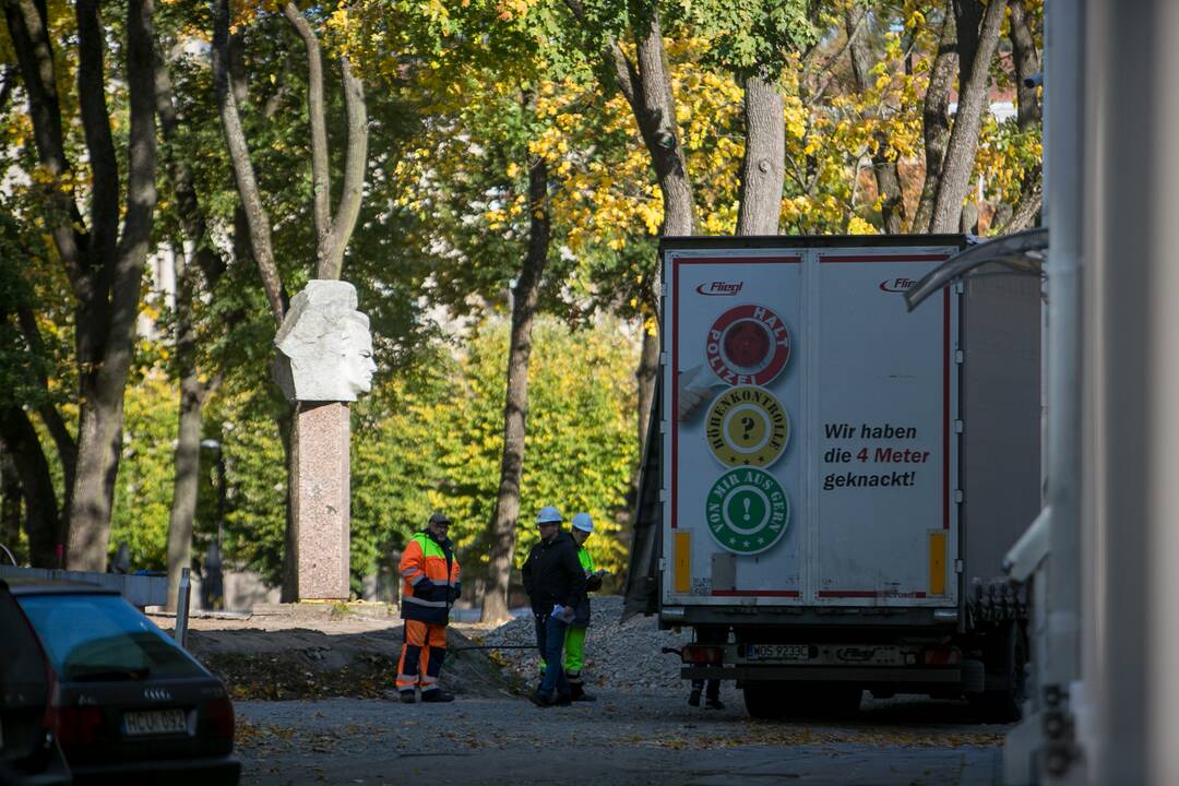 Užstrigo: Miesto sodeliui skirtas granitas keliavo ilgiau, nei planuota.