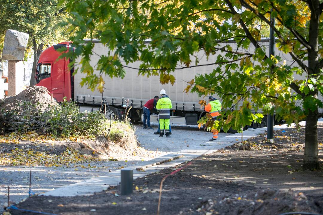Užstrigo: Miesto sodeliui skirtas granitas keliavo ilgiau, nei planuota.